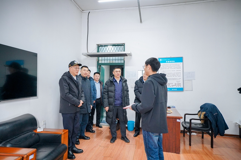 迎春纳福送温暖!学校领导慰问除夕坚守工作岗位教职工及留校学生代表